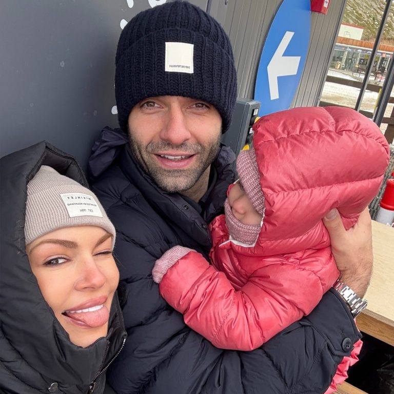 Η Βίκυ Κάβουρα και ο Γιώργος Τζαβέλλας στα χιόνια με την κόρη τους