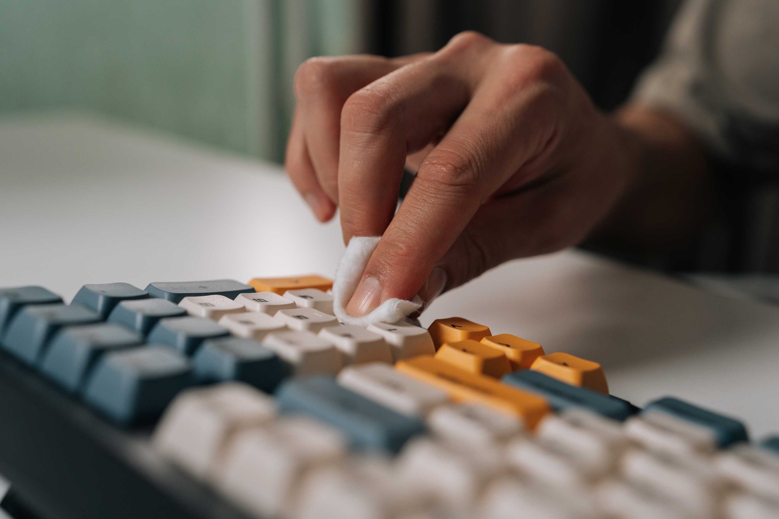 Γυναικείο χέρι καθαρίζουν πληκτρολόγιο