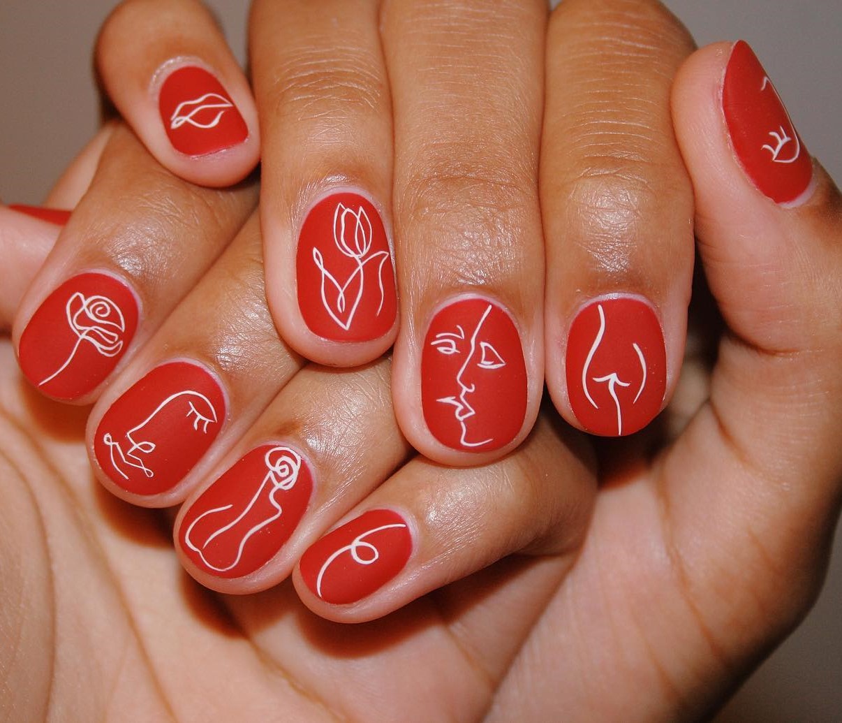 Κόκκινο μανικιούρ με σχέδια πορτρέτου