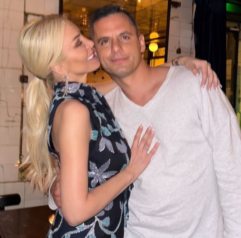 Η Κατερίνα Καινούργιου φιλά τον Παναγιώτη Κουστουμπή