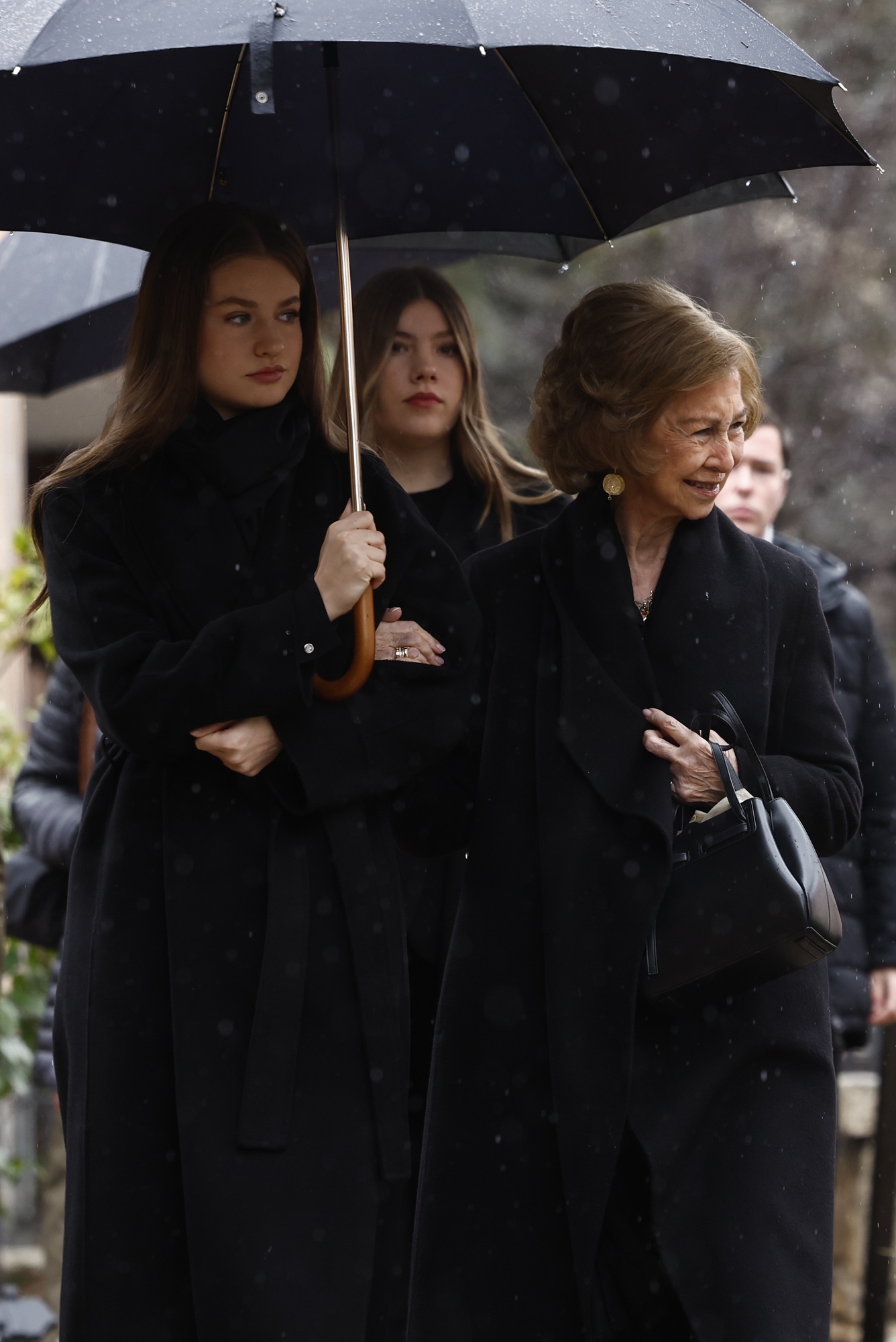 H πριγκίπισσα Leonor  και η πριγκίπισσα Sofia συνοδεύουν τη γιαγιά τους, επίτιμη βασίλισσα Sofia στην επιμνημόσυνη δέηση για την αδελφή της, πριγκίπισσα Ειρήνη, στον Ελληνορθόδοξο ναό των Αγίων Ανδρέα και Δημητρίου, 17 Ιανουαρίου 2026