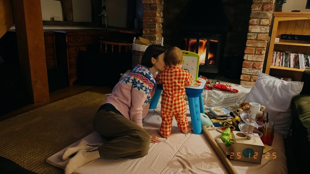 Η Lilly Collins με την κορούλα της Tove