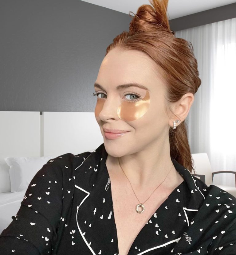 H Lindsay Lohan με eye patches