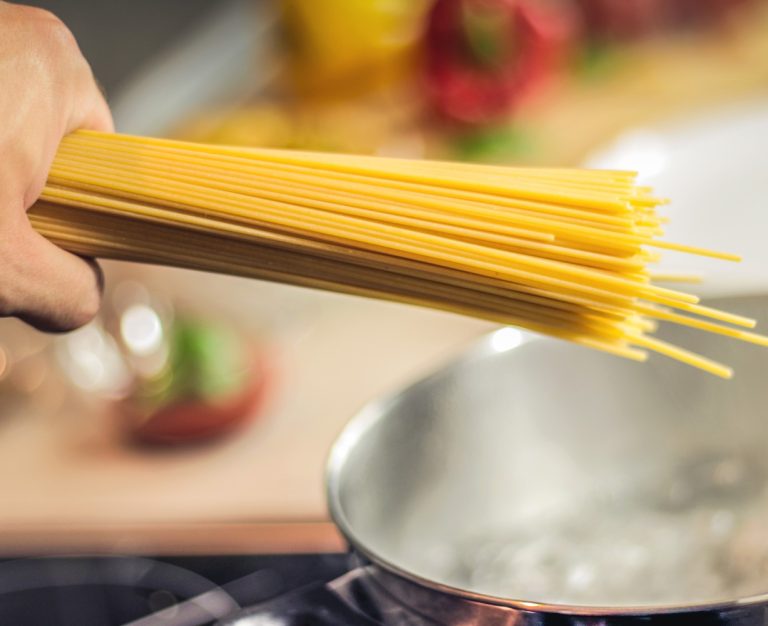 Ρίχνουμε τα μακαρόνια στην λατσαρόλα να βράσουν