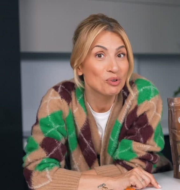 Μαρία Ηλιάκη με πλεκτή ζακέτα