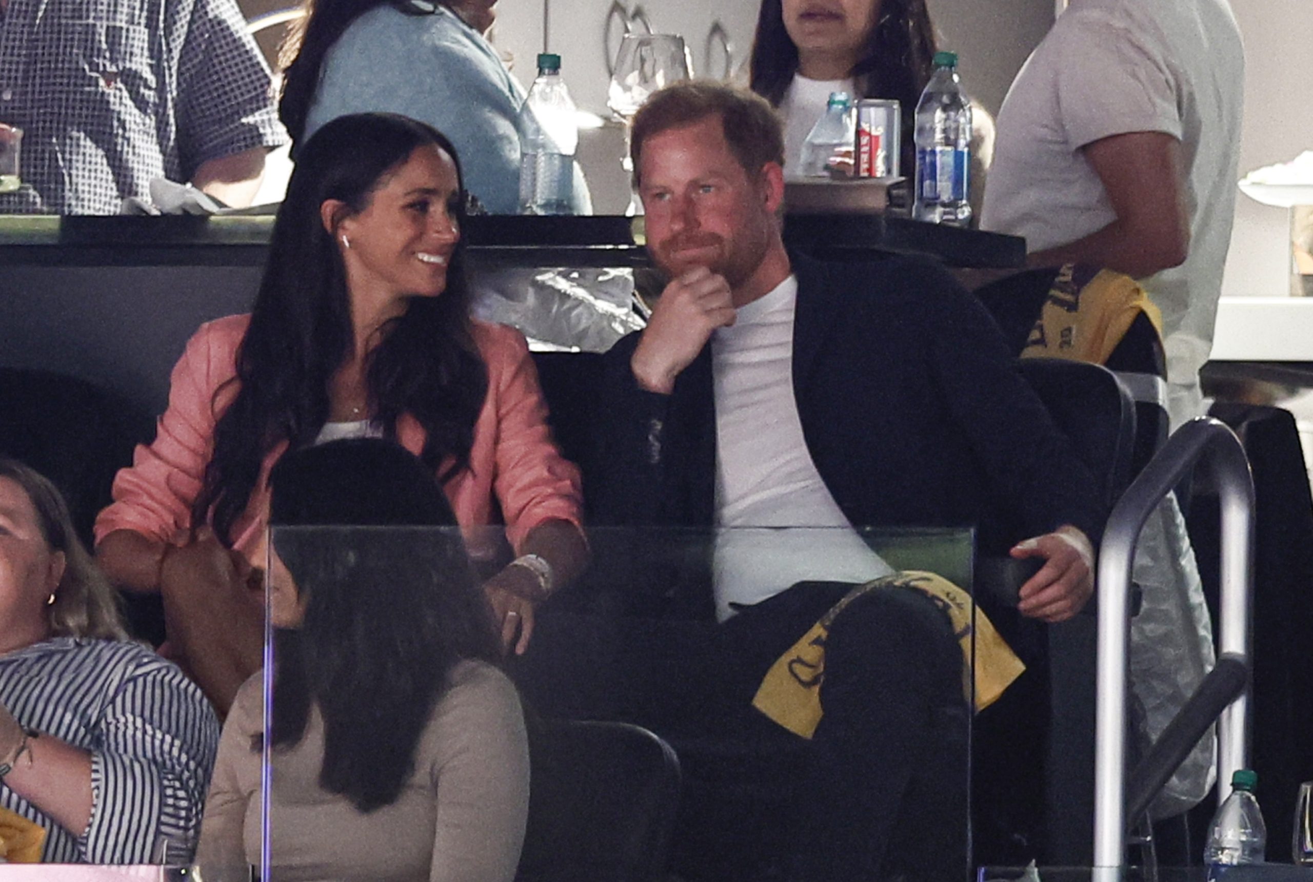 Η Meghan και ο πρίγκιπας Harry σε αγώνα των NBA playoffs ανάμεσα στους Los Angeles Lakers και τους Memphis Grizzlies στο Crypto.com Arena, 24 Απριλίου 2023
