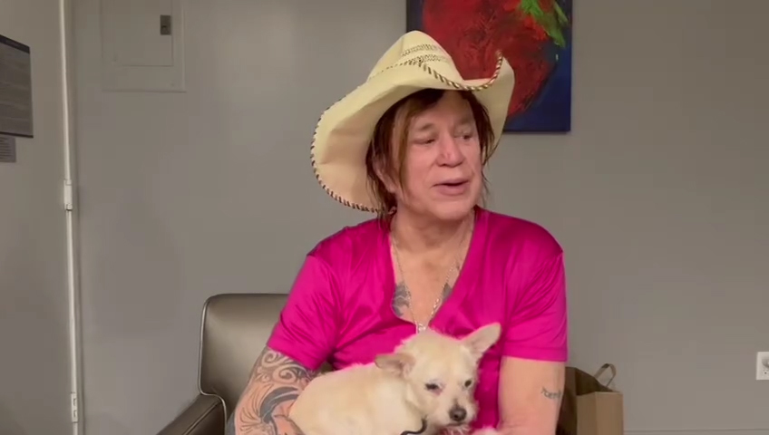 Ο Mickey Rourke εύχεται για την νέα χρονιά. Στην αγκαλιά του κρατάει το σκυλάκι του.