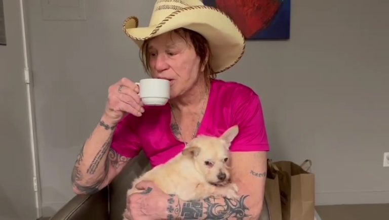 Ο Mickey Rourke εύχεται για την νέα χρονιά. Στην αγκαλιά του κρατάει το σκυλάκι του.