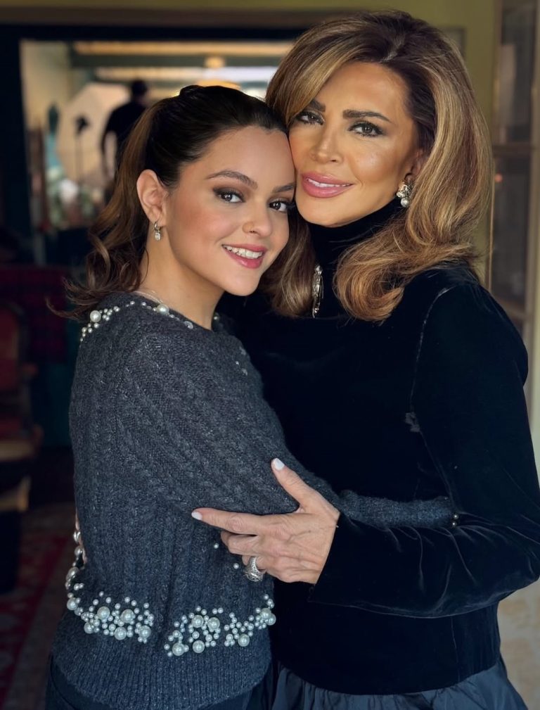 Η Μιμή Ντενίση με την κόρη της