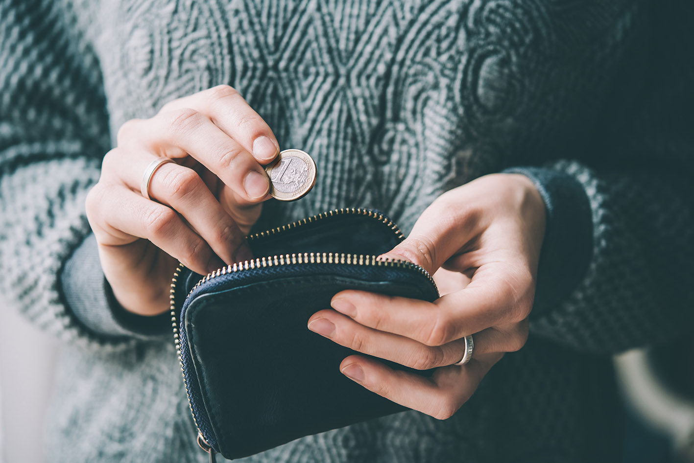 Ένα ευρώ σε παλάμη από πορτοφόλι ανοιχτό