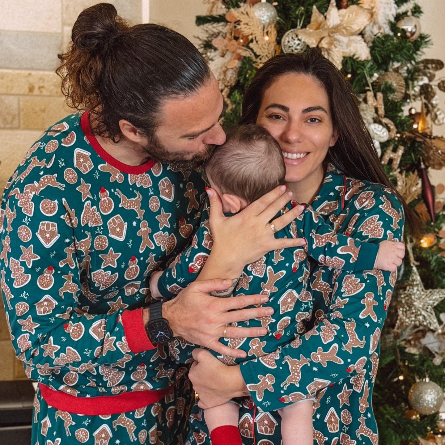 Τα Χριστούγεννα της Ευρυδίκης Βαλαβάνη και τπυ Γρηγόρη Μόργκαν με τον γιο τους