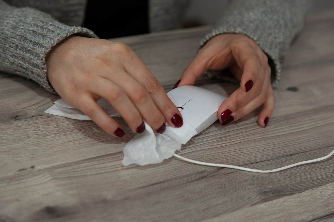 Γυναικεία χέρια καθαρίζουν το ποντίκι