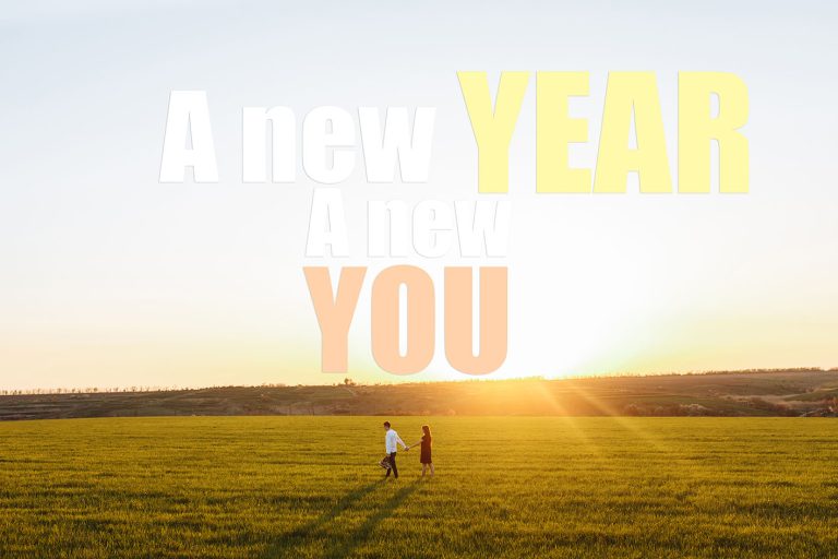 Ζευγάρι περπατά στη φύση ενώ γράφει πάνω στη φωτογραφία A new year New You