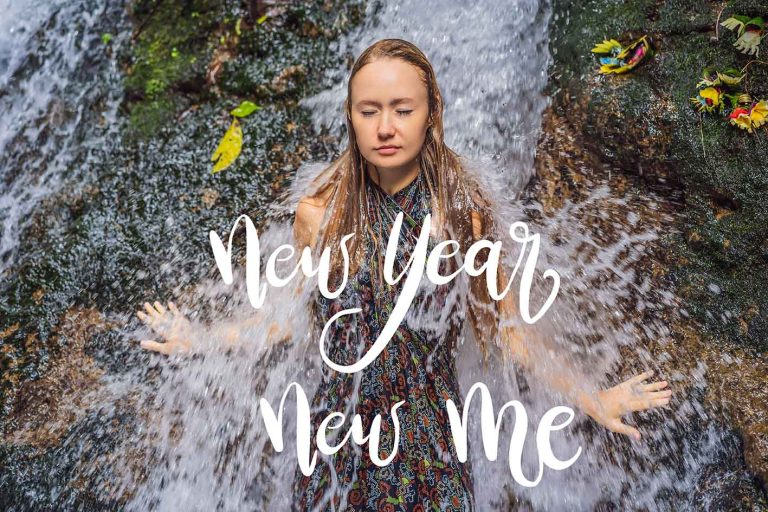 Γυναίκα που γράφει πάνω της Nέος Χρόνος Νέα εγώ