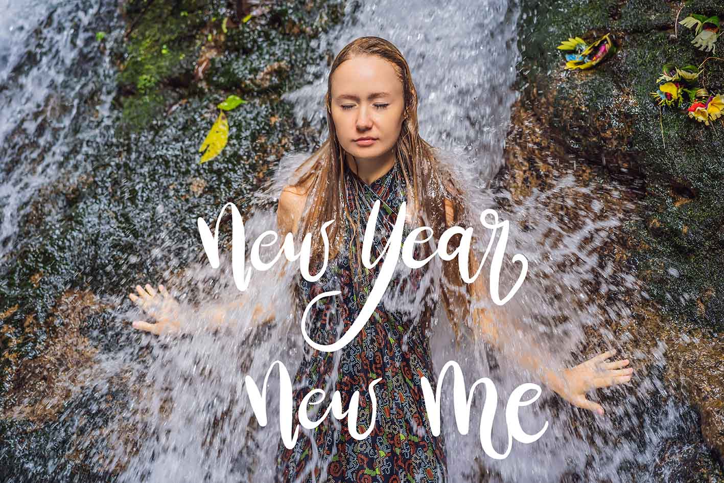 Γυναίκα που γράφει πάνω της Nέος Χρόνος Νέα εγώ