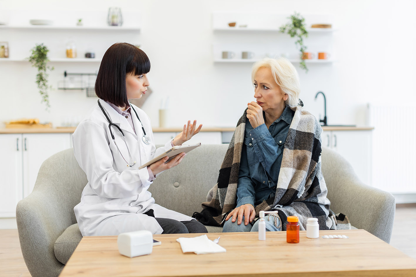 Γιατρός και ασθενής στο σπίτι