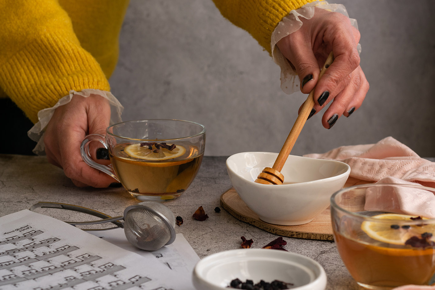 Γυναίκα φτιάχνει αφέψημα τσάι με μέλι