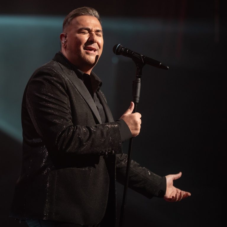 Ο αντώνης Ρέμος τραγουδά στη σκηνή