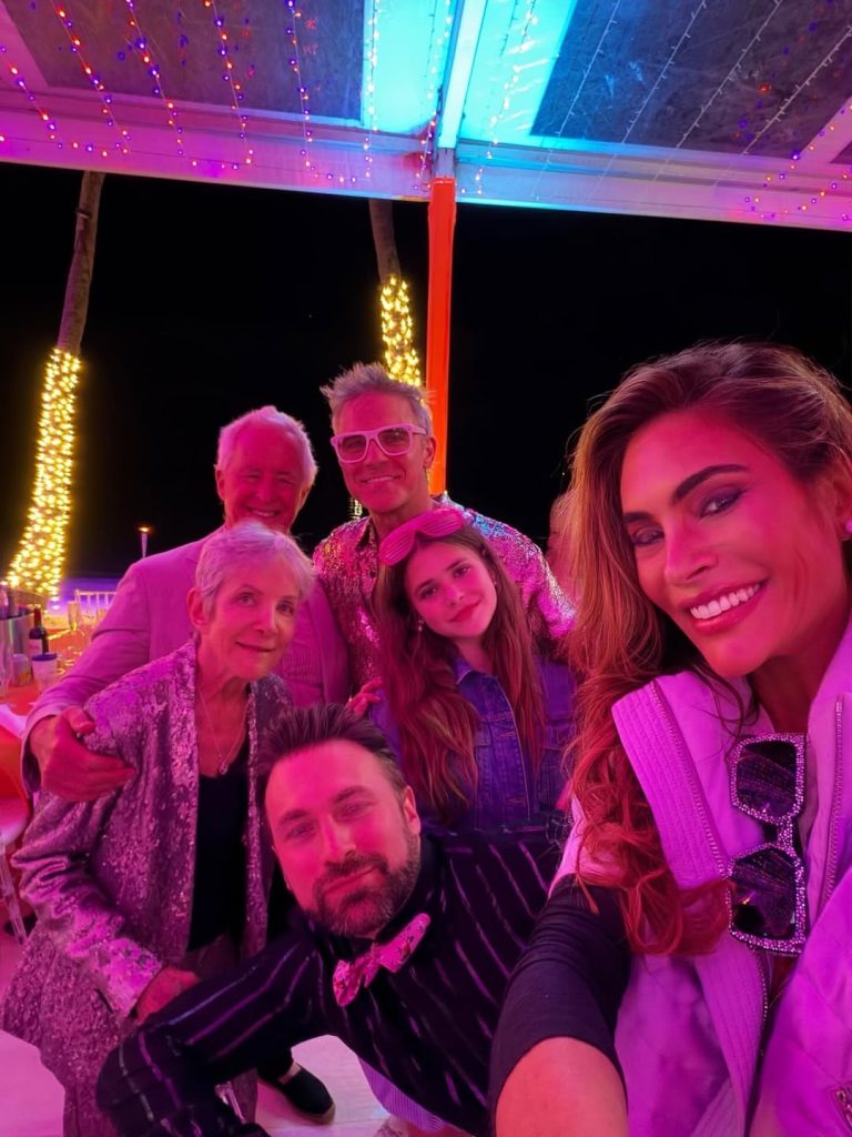 O Robbie Williams με τη γυναίκα του και αγαπημένους στο πρωτοχρονιάτικο 80s πάρτυ