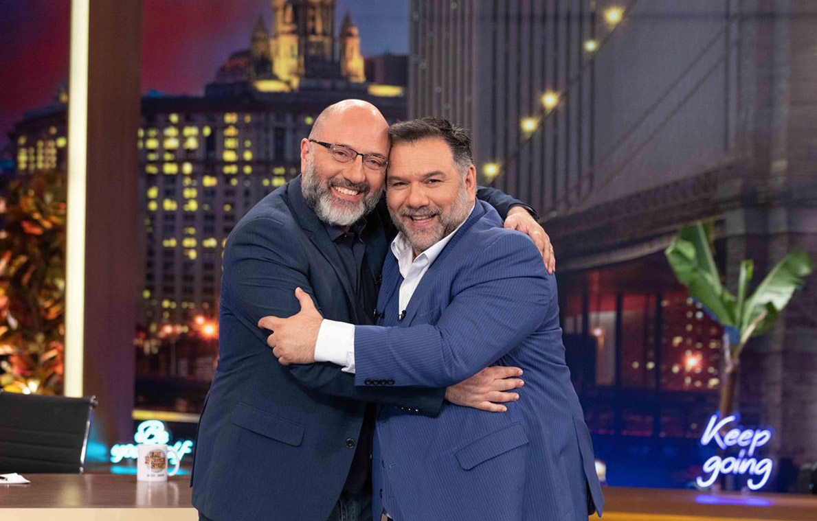 Ο Γρηγόρης στα δεξιά και ο Σάκης Αρναούτογλου αγκαλιάζονται