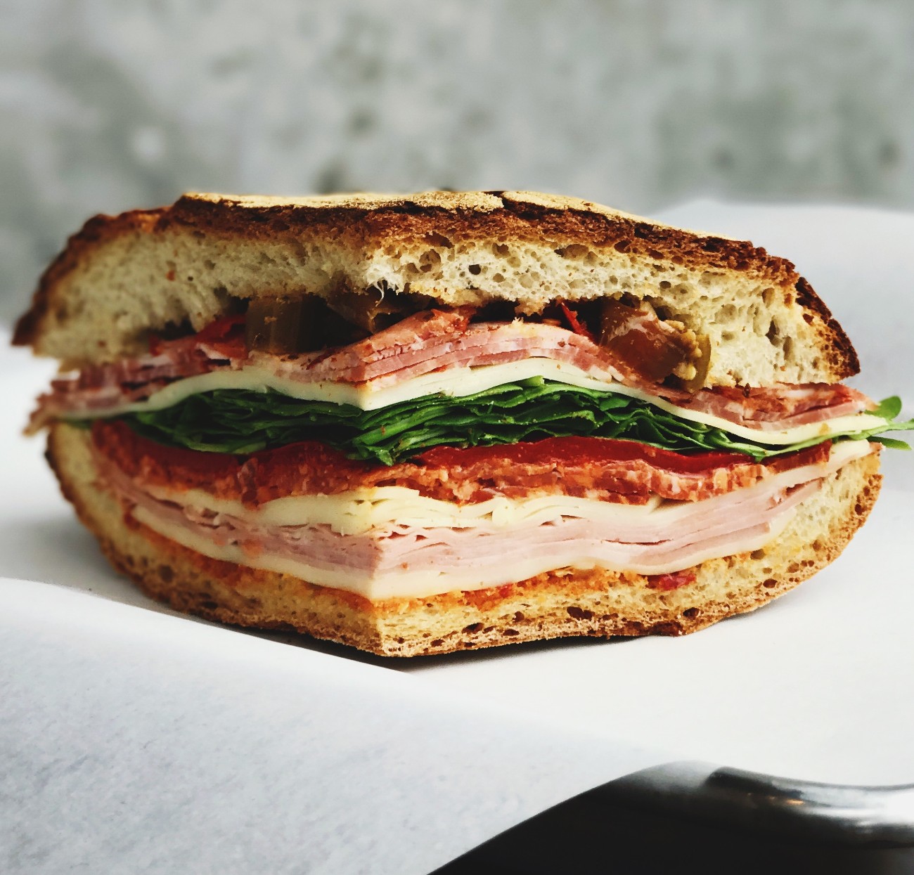 Σάντουιτς με χωμί τυρία και αλλαντικά