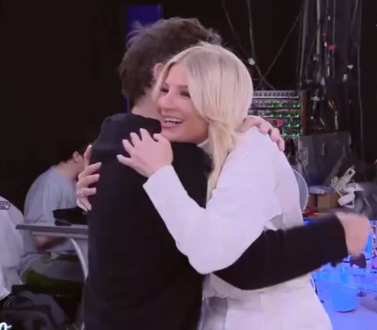 Η αγκαλιά της Σκορδά με τον παπακαλιάτη