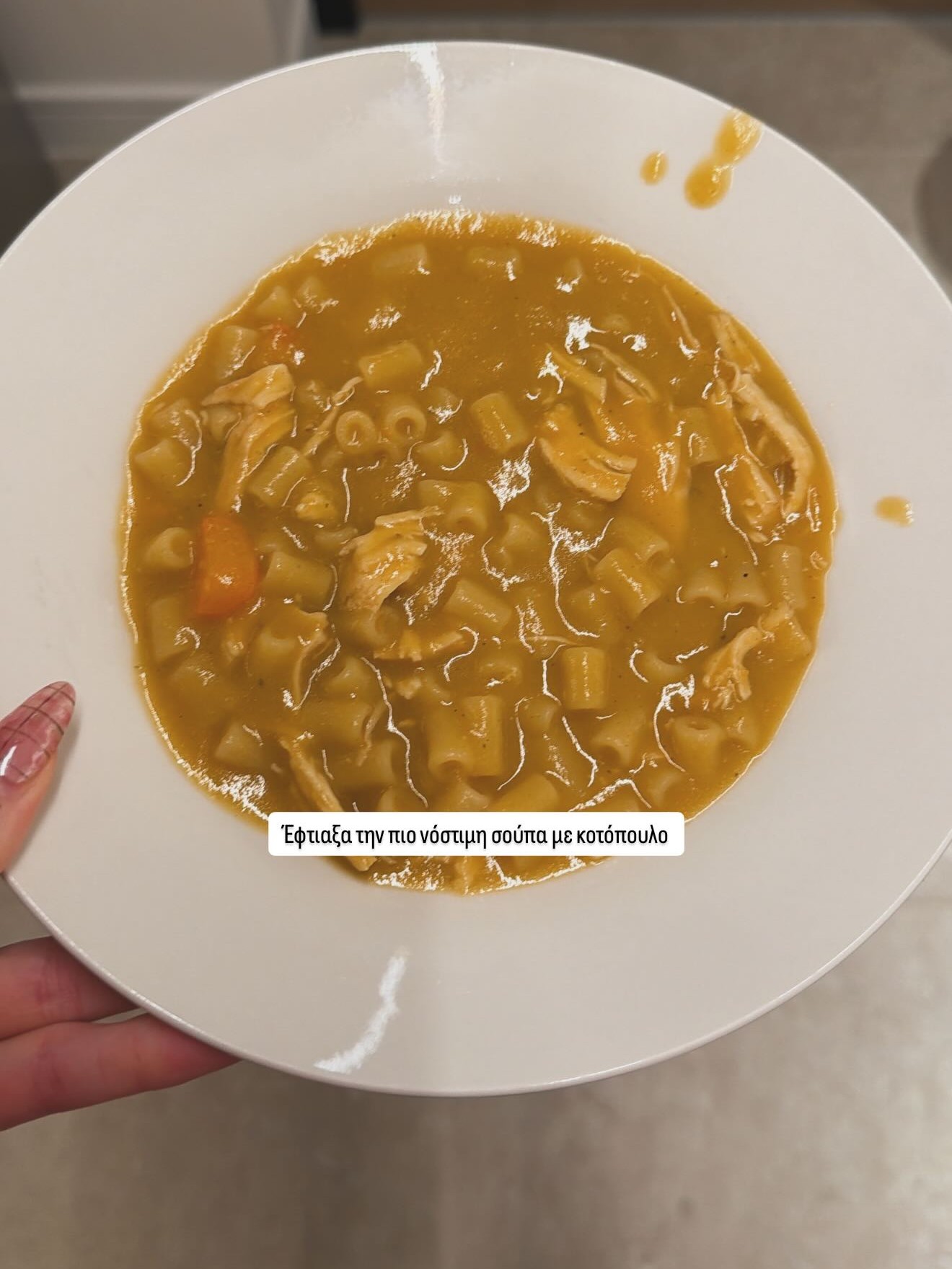 Η σούπα με κοτόπουλο και ζυμαρικά που ετοίμασε η Γαρυφαλλιά Καληφώνη