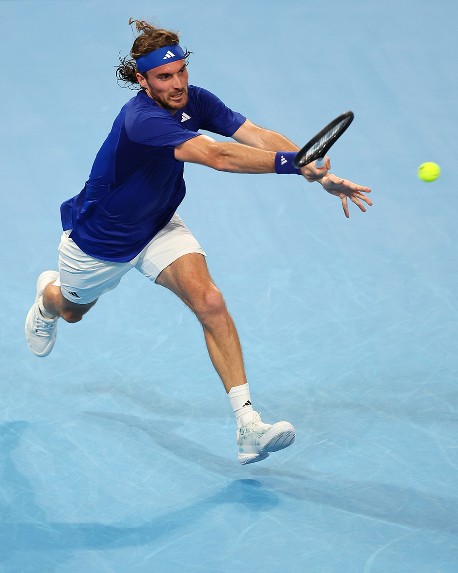 Ο Στέφανος Τσιτσιπάς της Εθνικής Ομάδας της Ελλάδας παίζει forehand στον αγώνα απλού ανδρών εναντίον του Billy Harris από την ομάδα της Μεγάλης Βρετανίας κατά τη διάρκεια της 4ης ημέρας του United Cup στο RAC Arena στις 5 Ιανουαρίου 2026 στο Περθ της Αυστραλίας.