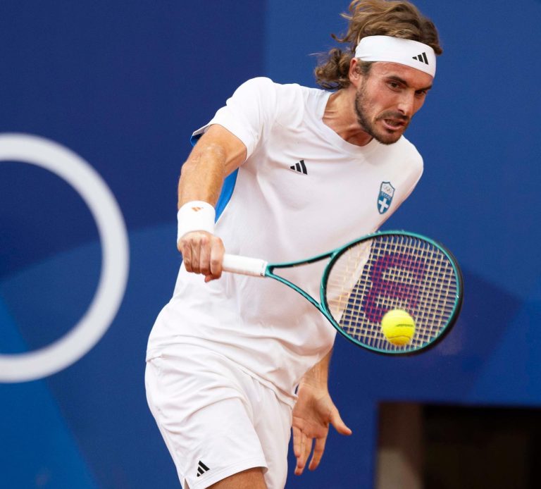 Ο Στέφανος Τσιτσιπάς αγωνίζεται ενάντια στον αθλητή της Σερβίας Νόβακ Τζόκοβιτς κατά τη διάρκεια του αγώνα τένις ανδρών για τα προημητελικά, στους Ολυμπιακούς Αγώνες 2024, στο Παρίσι, Πέμπτη 1 Αυγούστου 2024.