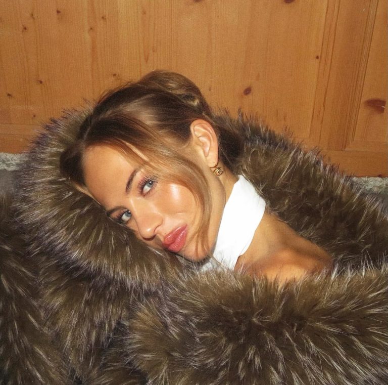 Κοπέλα με sunkissed δέρμα τον χειμώνα