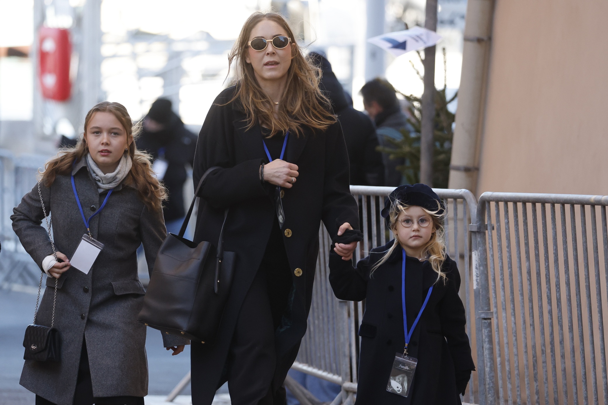 Η Thea Charrier, εγγονή της Brigitte Bardot, φθάνει στη νεκρώσιμη ακολουθία με τις κόρες της, 7 Ιανουαρίου 2026