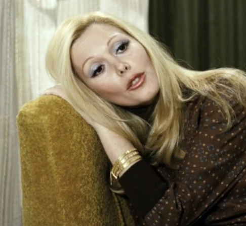 Η Τόνια Καζιάνη σε σκηνή από ταινία