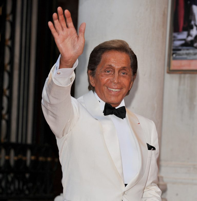 O Valentino Garavani στην πρεμιέρα της ταινίας «Valentino: Ο Τελευταίος Αυτοκράτορας» που πραγματοποιήθηκε στο Teatro La Fenice κατά τη διάρκεια του 65ου Φεστιβάλ Κινηματογράφου της Βενετίας στις 28 Αυγούστου 2008, στη Βενετία.