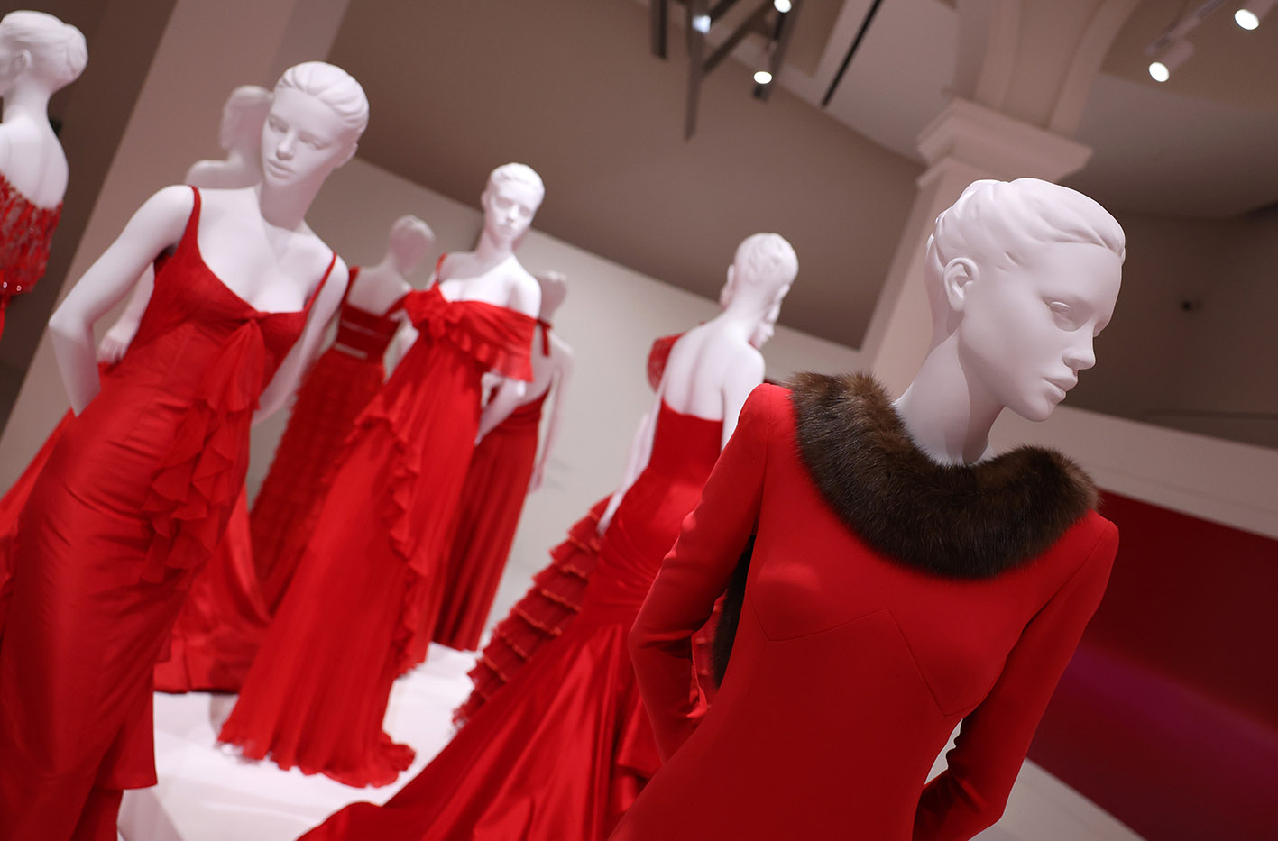 Γενική άποψη της εναρκτήριας έκθεσης "Orizzonti | Rosso" στον χώρο PM23 του Ιδρύματος Valentino Garavani και Giancarlo Giammetti στις 24 Μαΐου 2025 στη Ρώμη