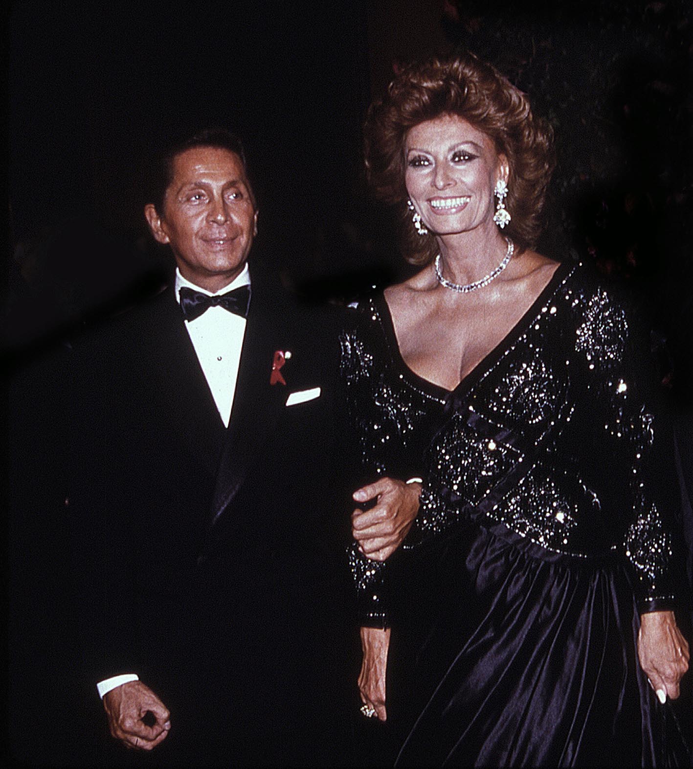 Ο Valentino Garavani με τη Sophia Loren, σε πάρτι του Valentino στο Park Avenue Armory, το1992 στη Νέα Υόρκη. 