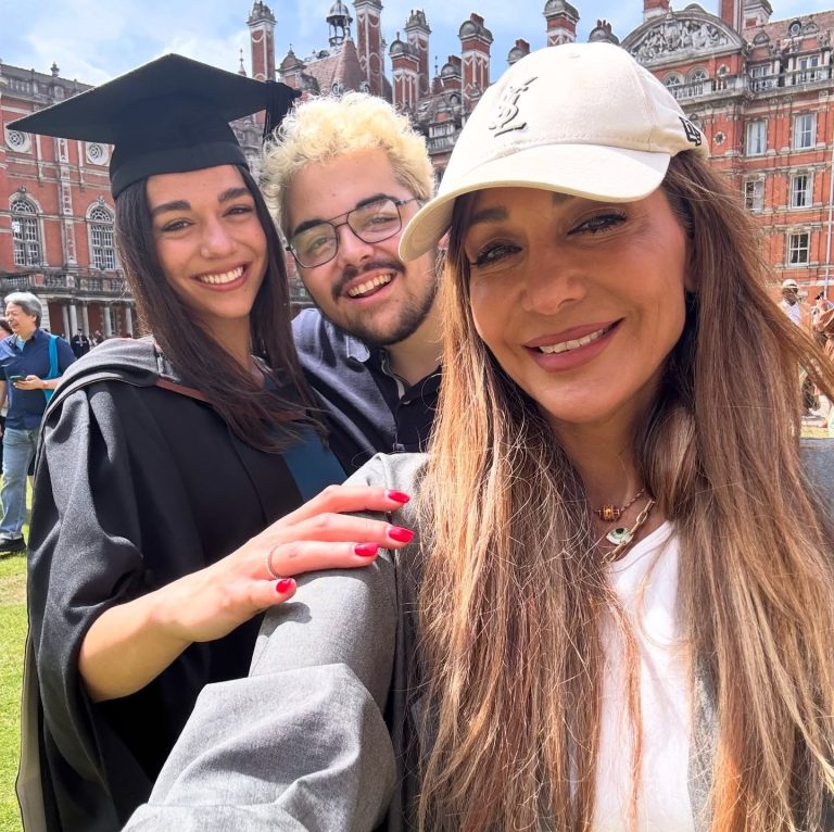 H Δέσποινα Βανδή με τα παιδιά της Μελίνα και Γιώργο