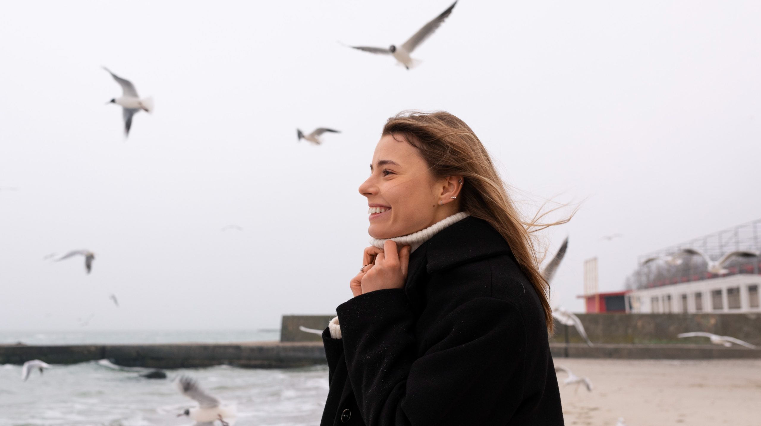 Γυναίκα αγναντεύει τη θάλασσα.