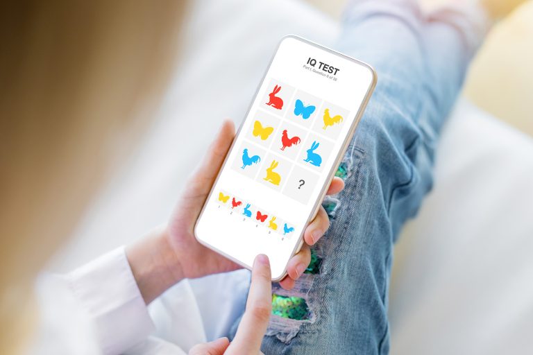 Γυναίκα κάνει τεστ ευφυίας στο κινητό της