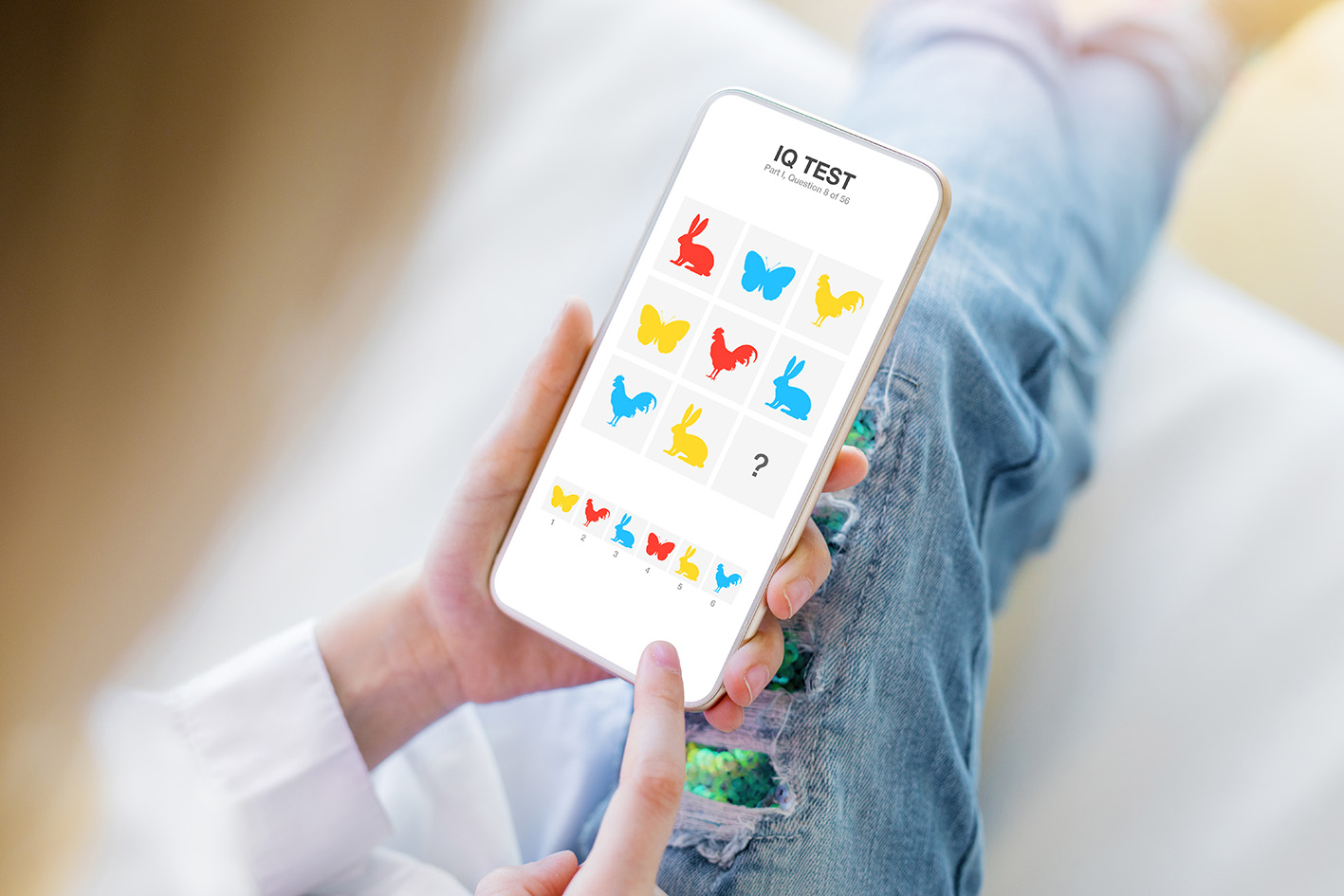 Γυναίκα κάνει τεστ ευφυίας στο κινητό της