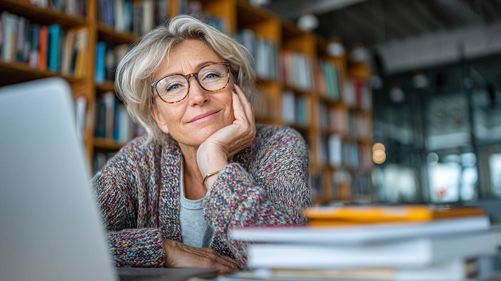 Γυναίκα έξυπνη και στοχαστική στη Βιβλιοθήκη