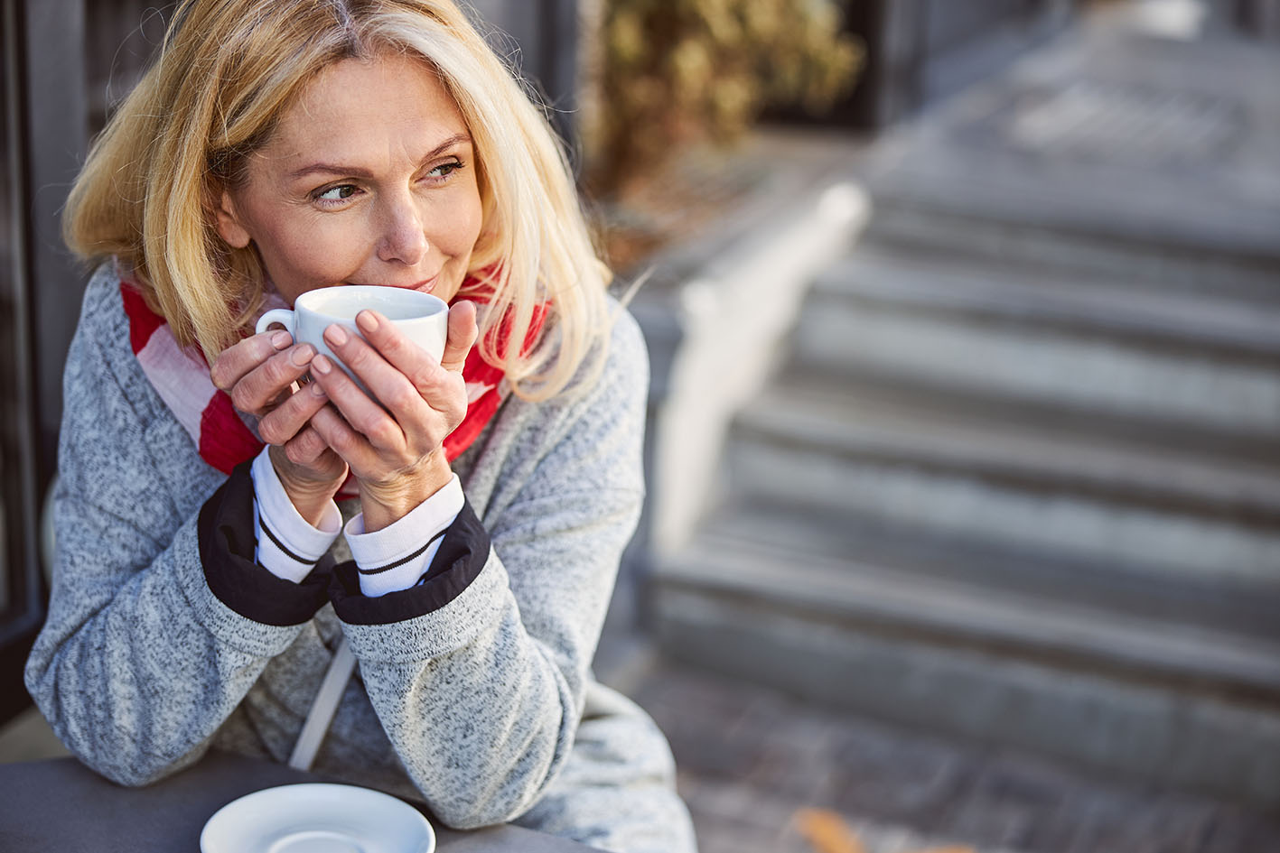 Γυναίκα πίνει ζεστό ποτό ή καφέ ή σοκολάτα ή τσάι