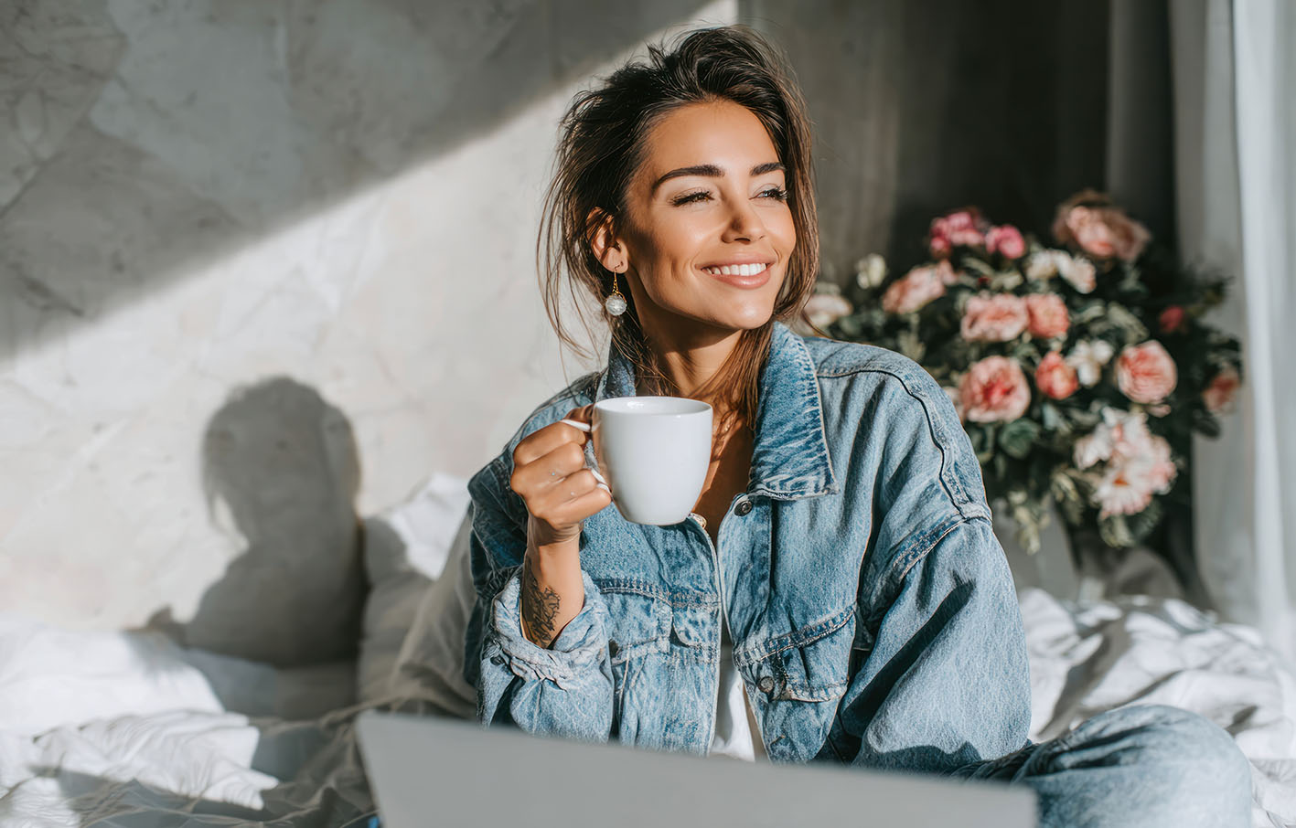 Γυναίκα με καλή διάθεση ξεκινά τη μέρα της