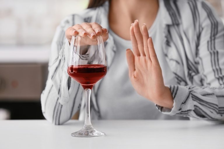 Γυναίκα αρνείται να πιεί