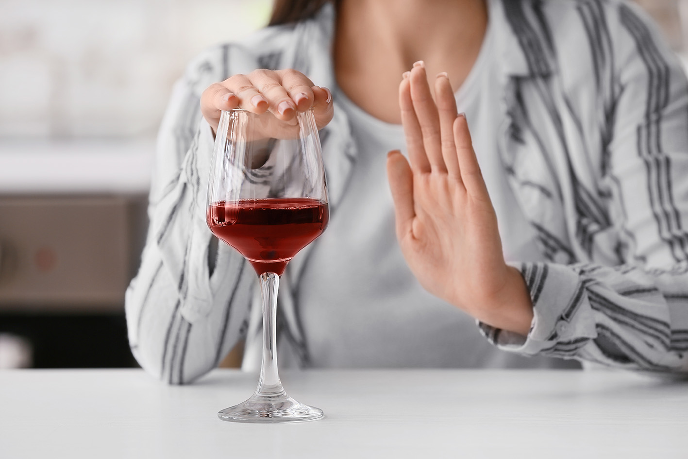 Γυναίκα αρνείται να πιεί