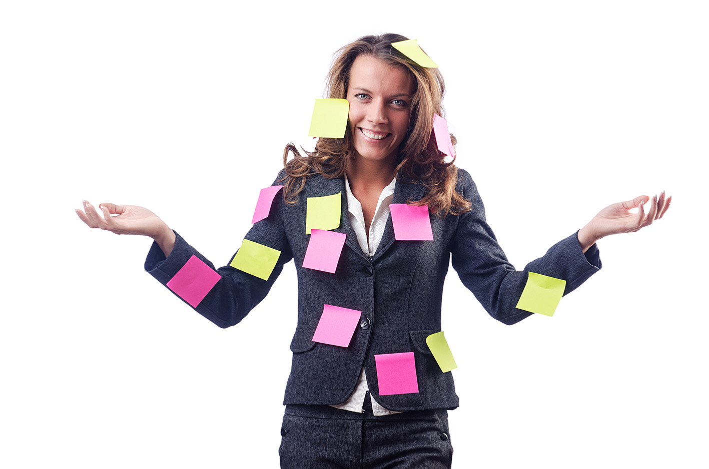 Γυναίκα στο γραφείο με πολλές σημειώσεις κολλημένες πάνω στο κουστούμι της