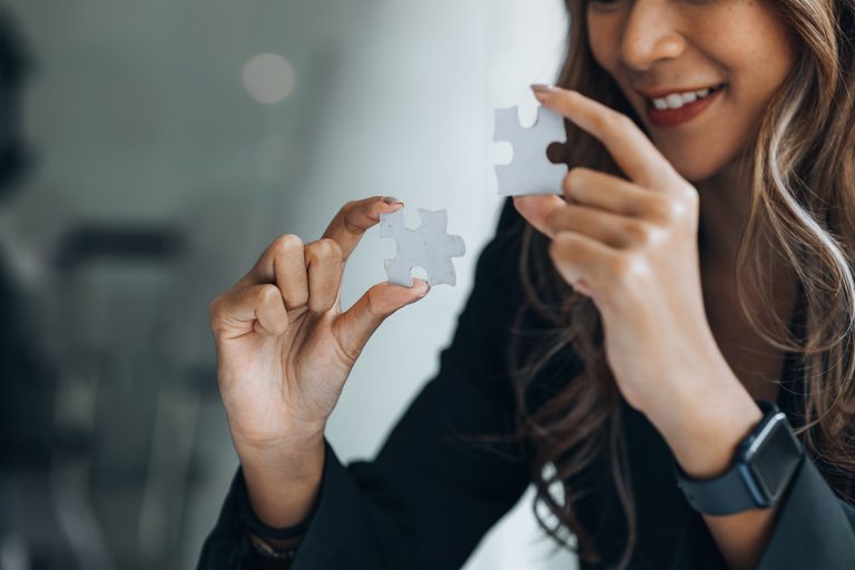 Γυναίκα στο γραφείο βρίσκει λύσεις