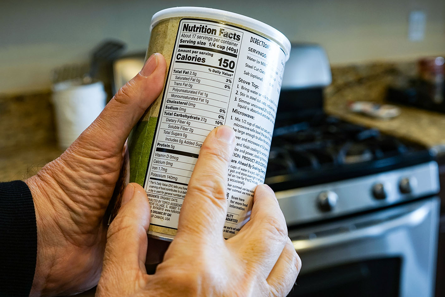 Γυναίκα διαβάζει διατροφικά στοιχεία στην ετικέτα του τροφίμου