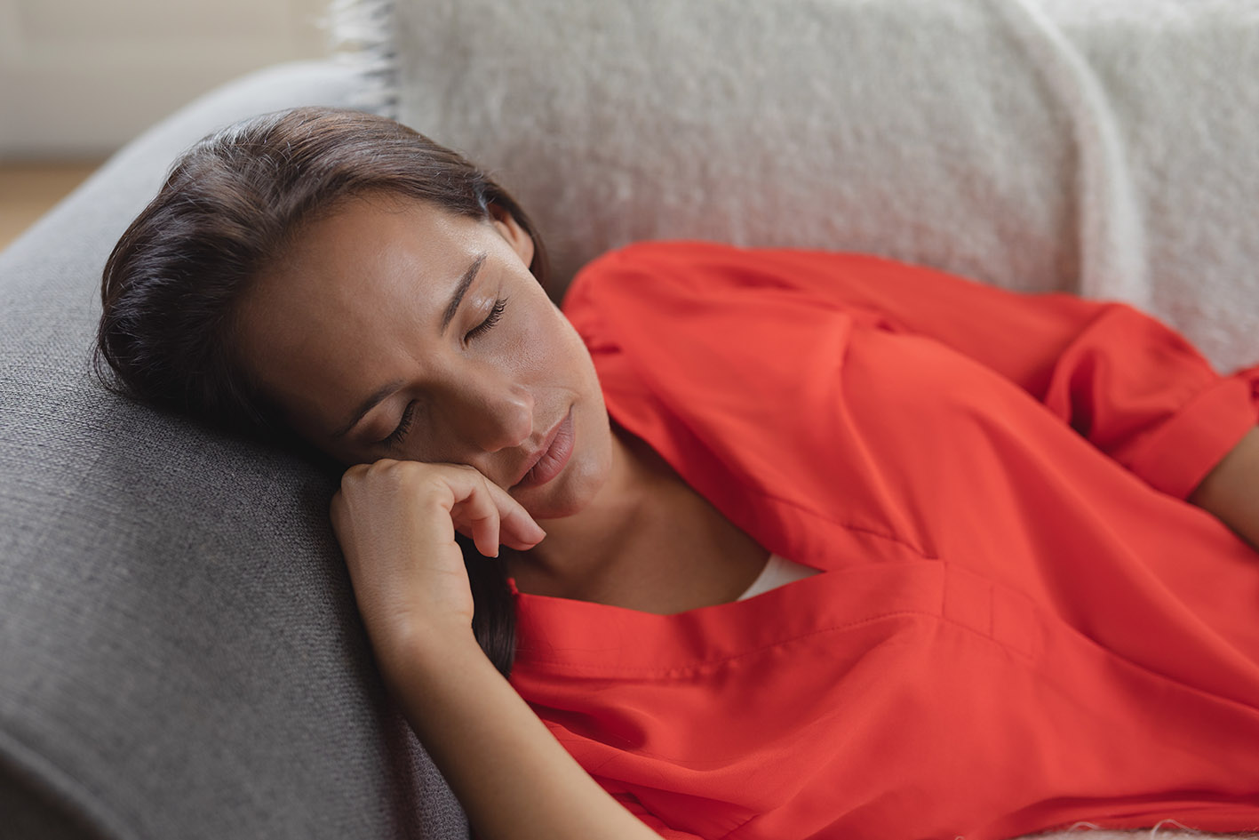 Γυναίκα κοιμάται στον καναπέ σαλονιού