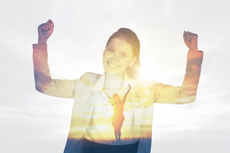 Γυναίκα είναι χαρούμενη με επιτυχία επαγγελματική