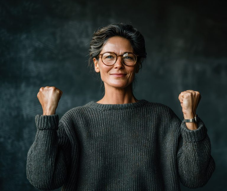 Γυναίκα πέτυχε στο στόχο της. Με εμπιστοσύνη στον εαυτό της. Σίγουρη.